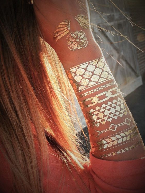 40 Fashionable Gold Henna Tattoos for Temporary Style
