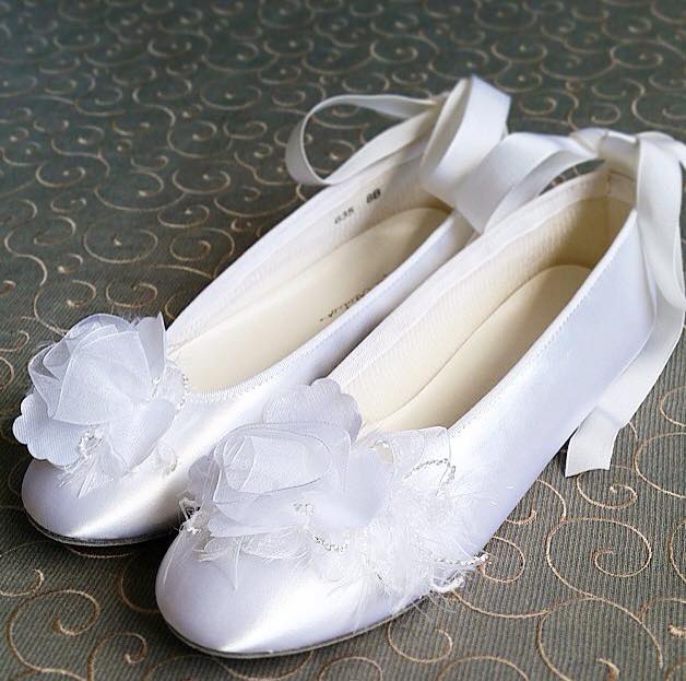 35 Stunning Beach Wedding Shoes for the Perfect Seaside Nuptials 21 Swan and Crystal Flip Flop