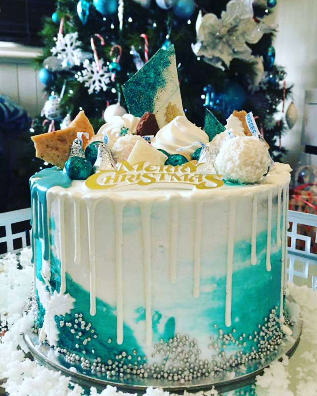 CHRISTMAS DRIPCAKES...#buttercreamcake #christmascakes #chocolatedripcake #specialoccasioncakes #gourmet