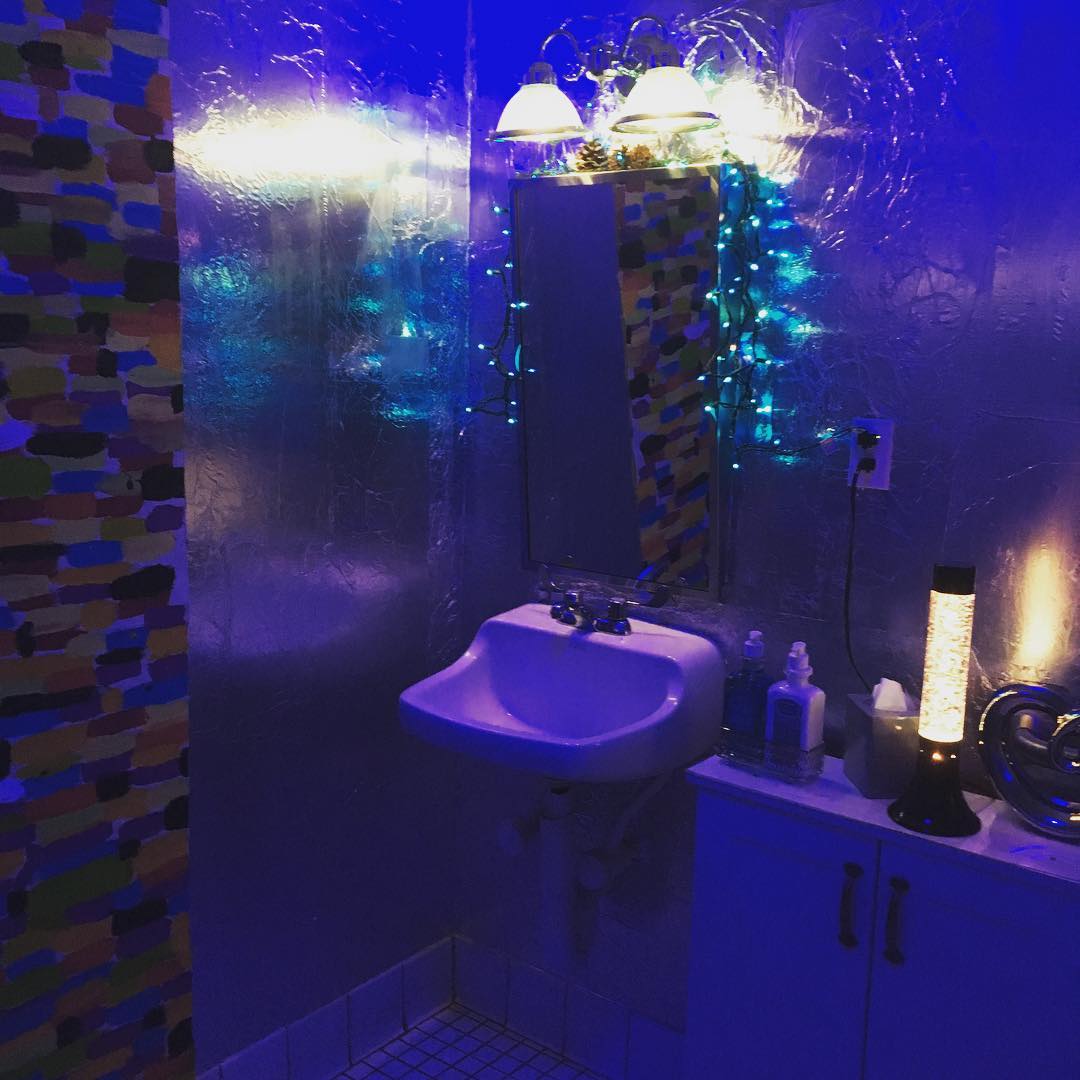 Cool loungy bathroom #stringlights #mosaictiles #lavalamp #mirrors #lagond