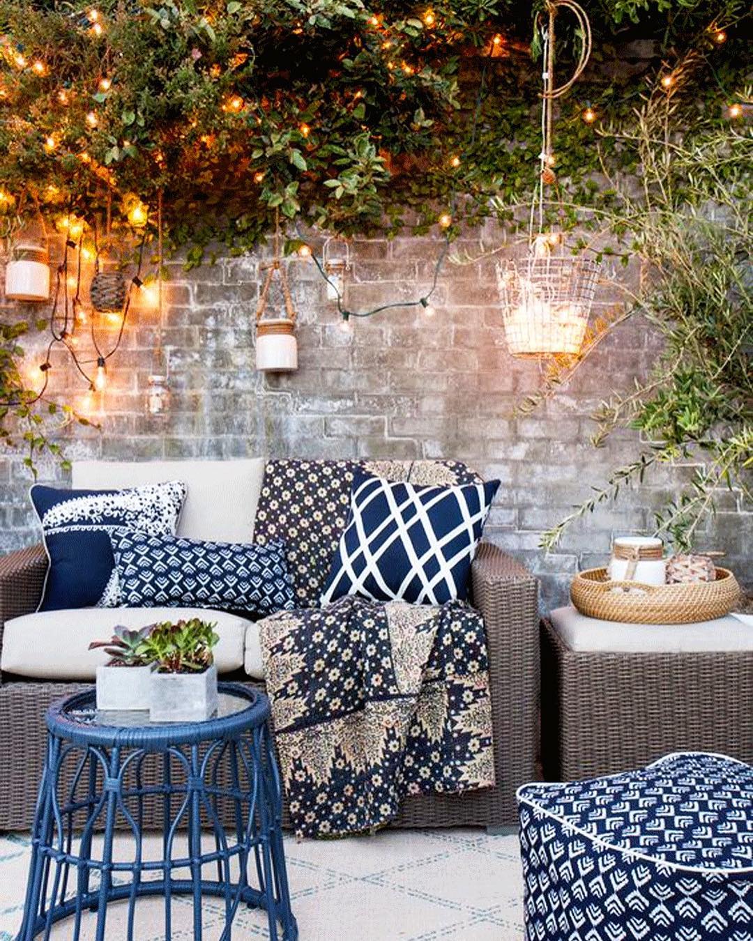 Spring is here again, and for those of us on the West Coast at least, that means long, leisurely evenings on the patio with the right lighting. #stringlights #stringlighting