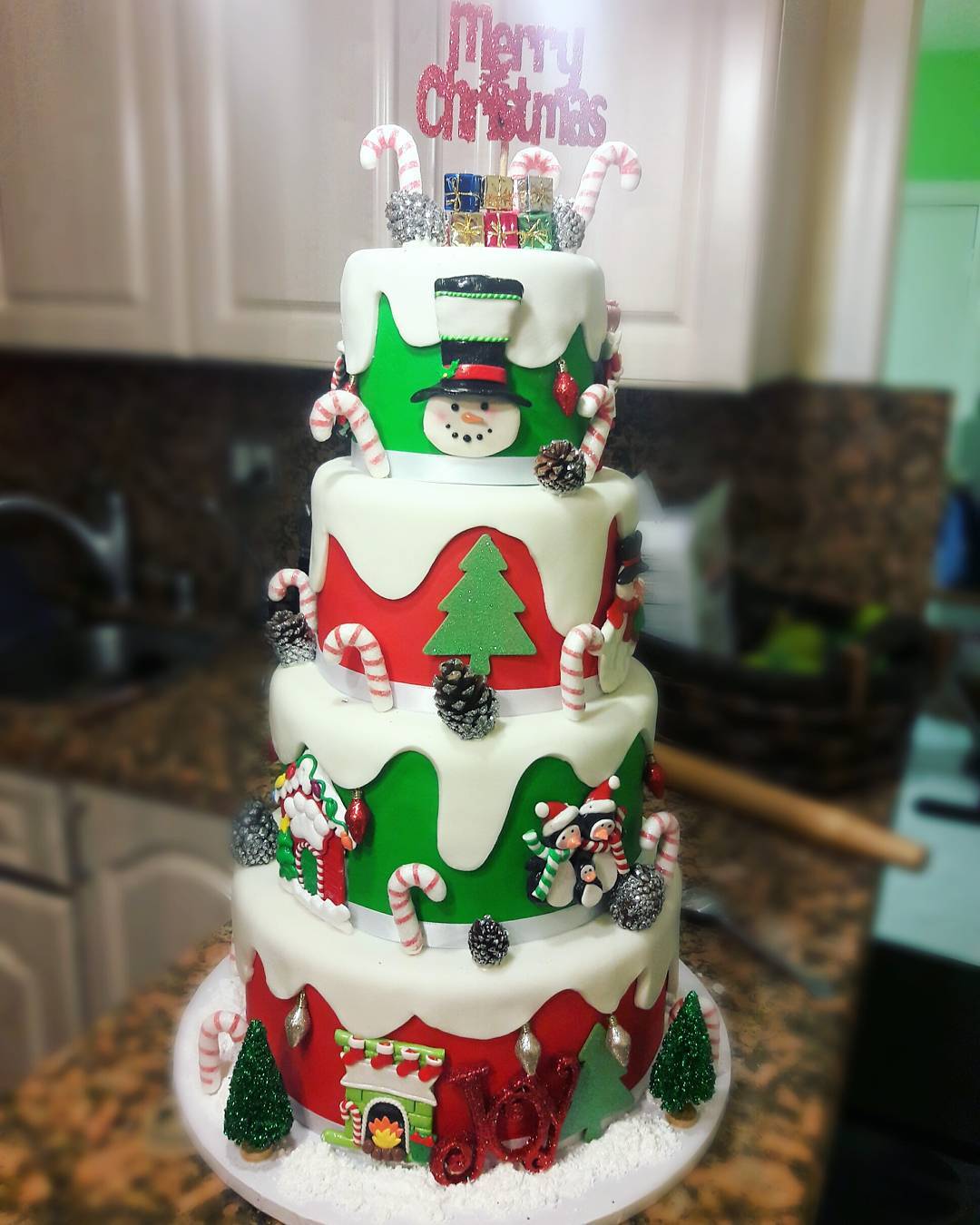 #christmascakes #miamicakes #miamiparties #fondantcakes #christmasparty