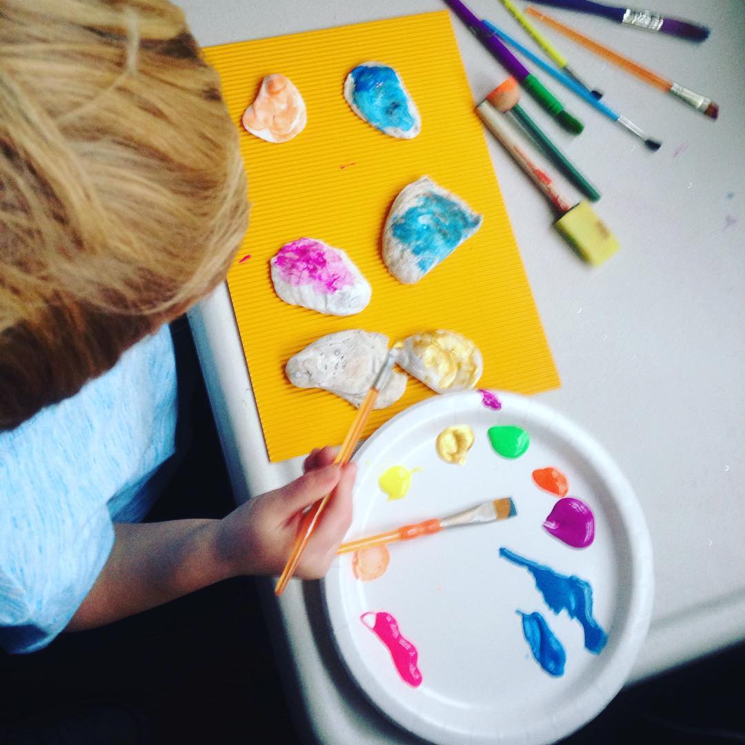 #preschoolerlife #aupair #aupairlife #shells #seashells #painting #kidswhopaint #helovestopaint #colors #childrensart #kidsart #kidstagram #kids