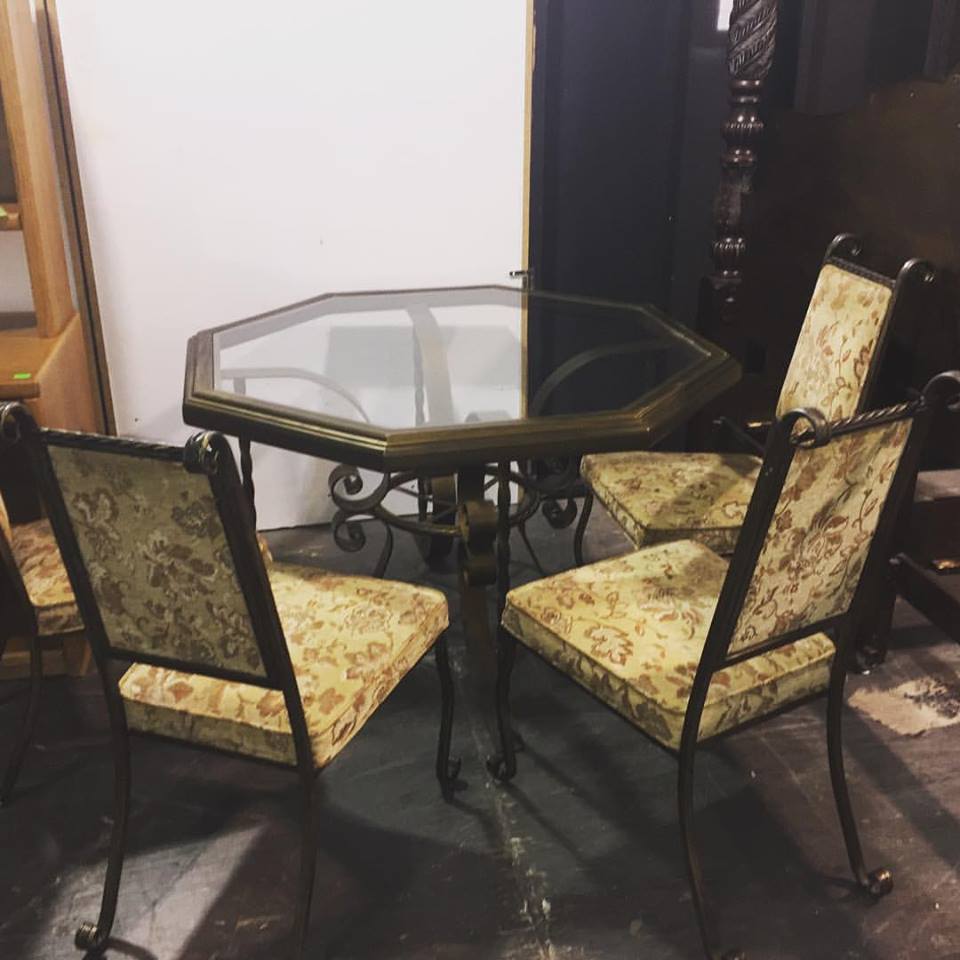 Octagon Shape Glass Top Table With Chairs