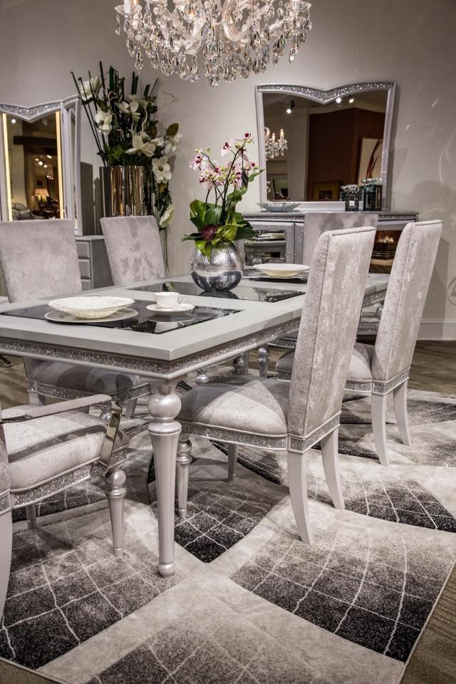 Stunning Dining Set With Wall Mirror And Candilier