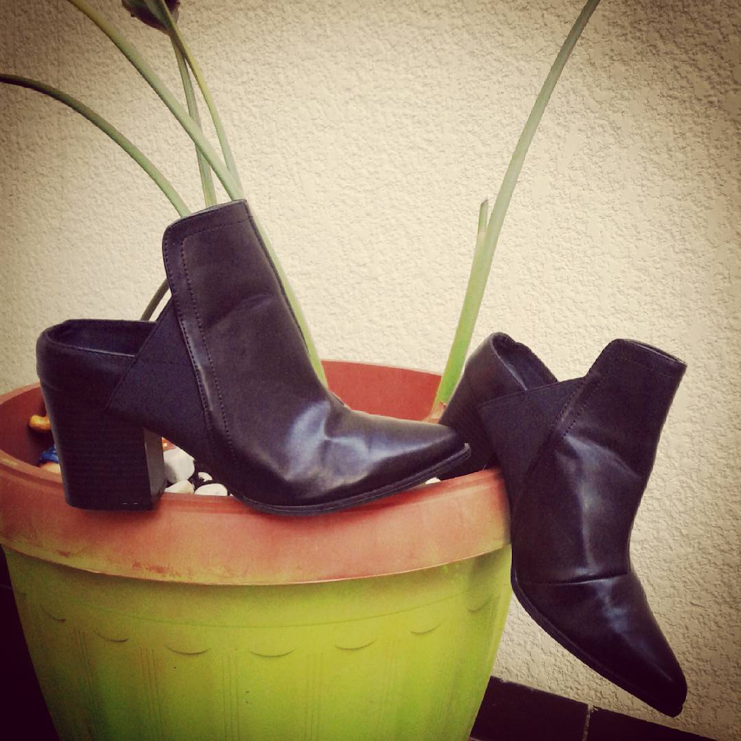 #cutoutboots #cutoutheels #ankleboots #shoesoftheday #sotd #shoeslover #blackshoes #leathershoes