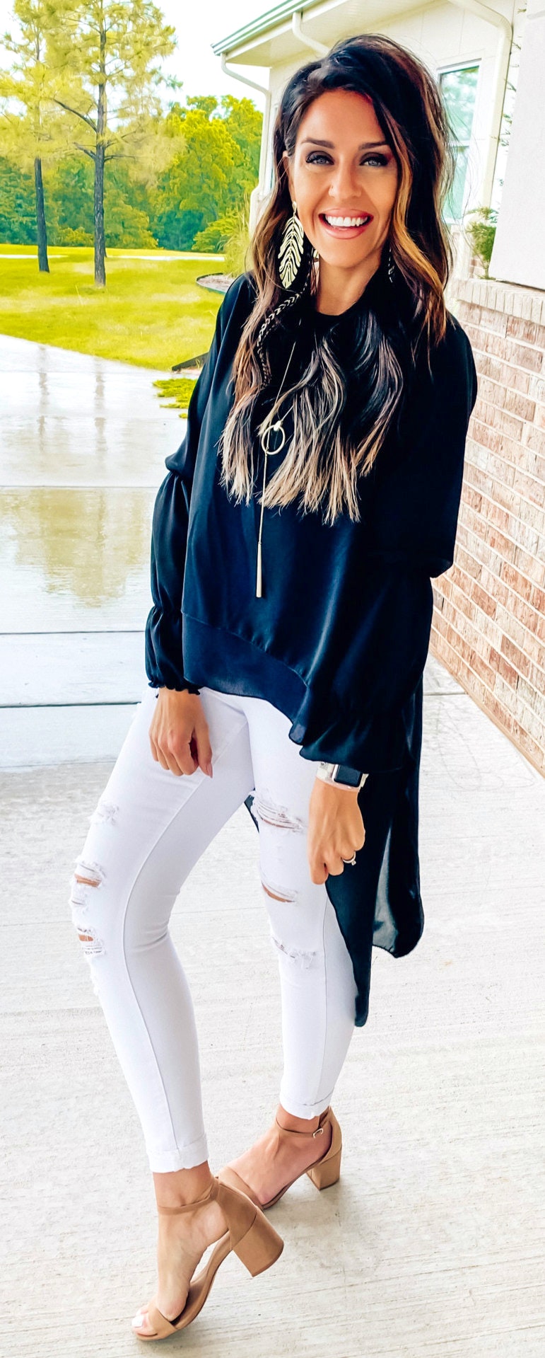 Amazing black long sleeve shirt and distressed white denim jeans. Cool Summer Outfits