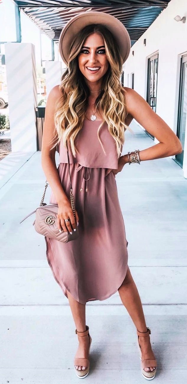 Beige sleeveless top and skirt. Casual Summer Outfits