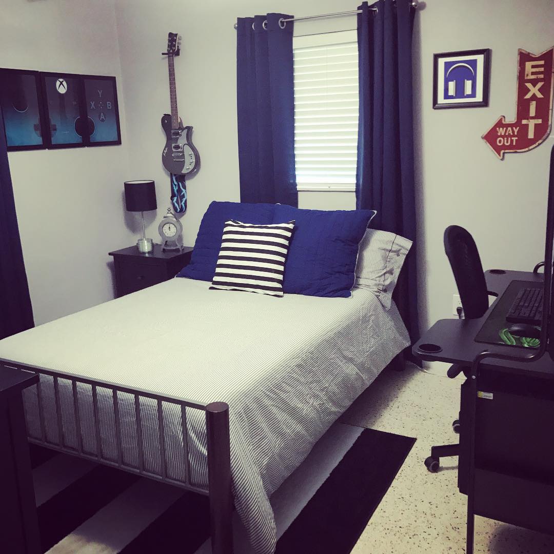 Elegant Blue & White Room Decor