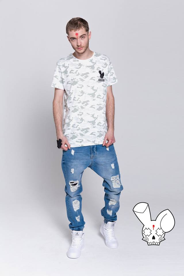 T-Shirt With Antifit Jeans