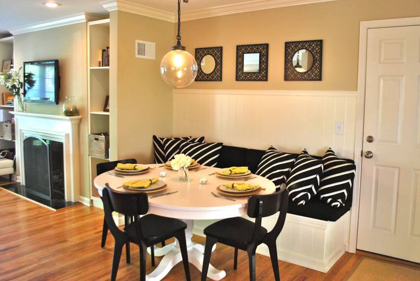 Beautiful Breakfast Nook Idea With Black Sitting & Pillows