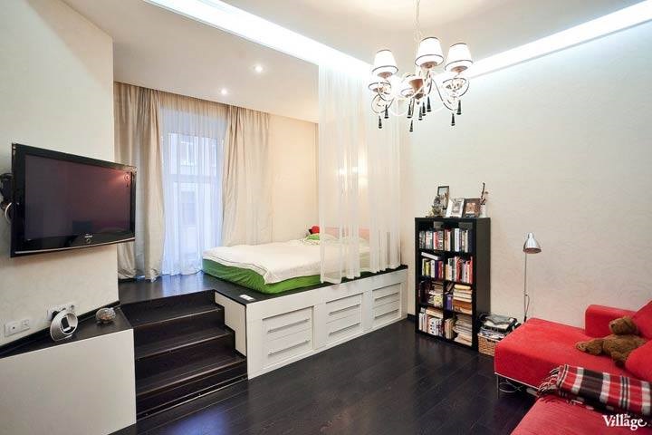 Beautiful Small Studio Apartment With Chandelier, Book shelf & Red Sofa