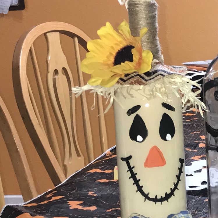 Cute Scarecrow Craft to decorate your home for Autumn.