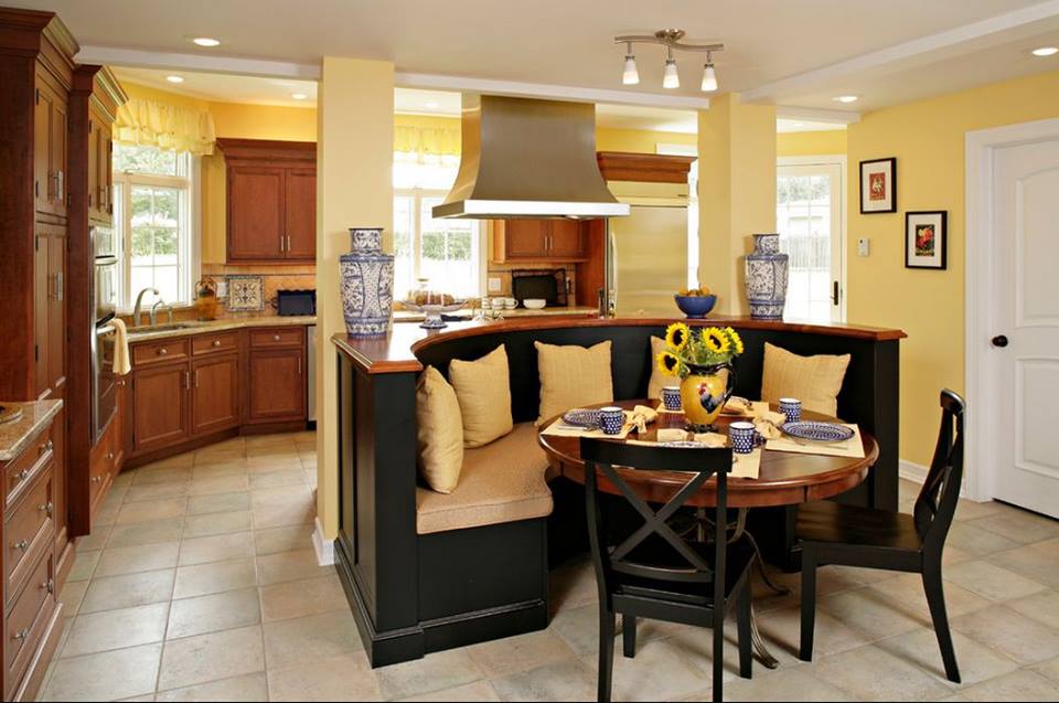 Dashing Round Breakfast Nook Idea