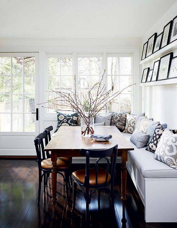 Exicusite Breakfast Nook Space With Wall Decor