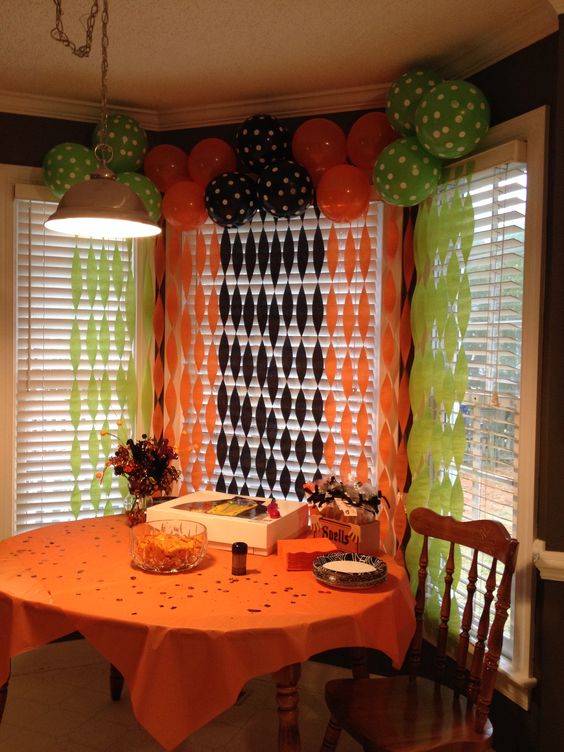 Halloween Party Balloon Backdrop.