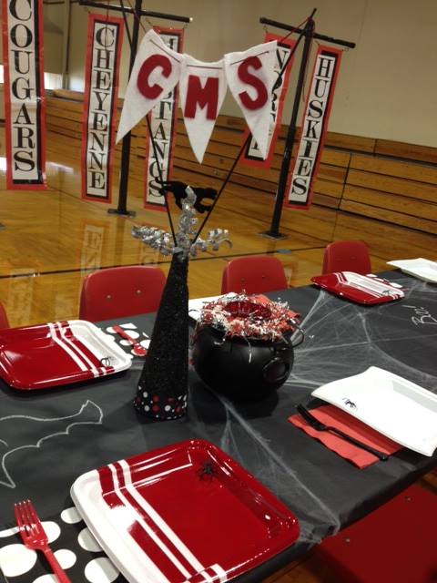 Incredible centerpieces! Plus cobwebs, chalk-writing and spiders on the plates! Love the details in this wonderful and fun Halloween table decor!