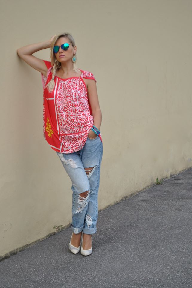 Opensized Top With Ripped Jeans