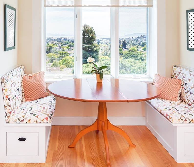 Smart Breakfast Nook Idea By Using Round Table