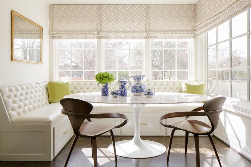 Spacious Breakfast Nook Idea With Stylish Chairs