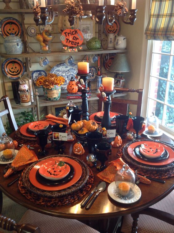Spooky Chic Halloween Table Decorations for you dining room.