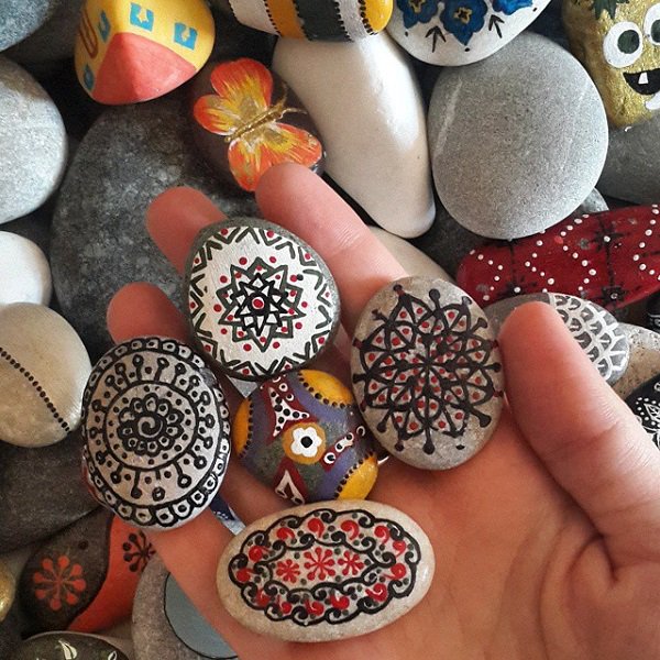 Create your own beautiful mandalas on rocks and let it scatter around your garden.