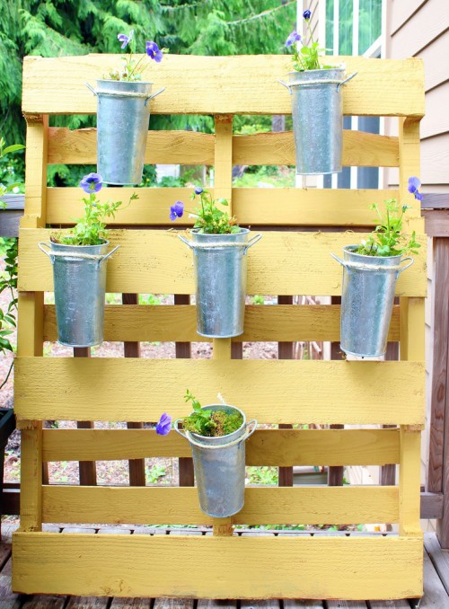 Cute DIY Vertical Garden Of A Wood Pallet