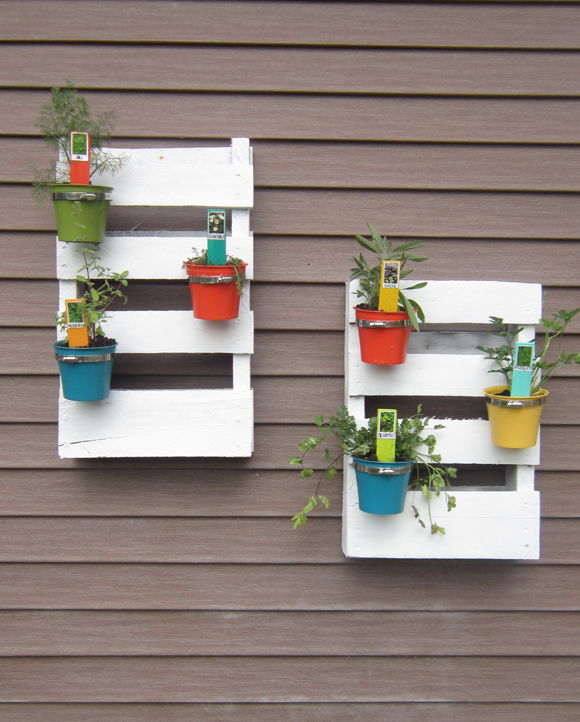 DIY Palette Herb Garden