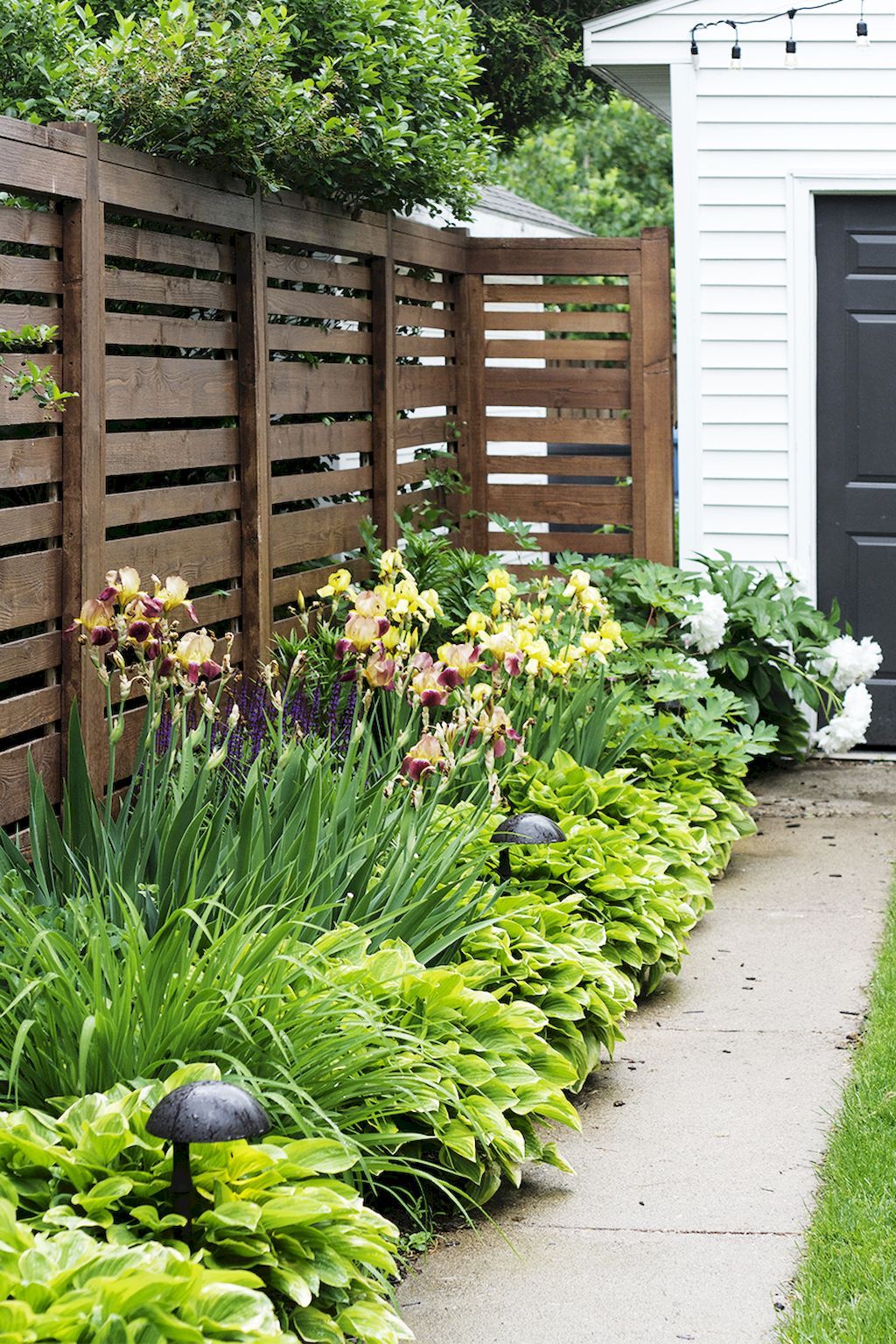 30+ Innovative Backyard Garden Landscaping Ideas 18 fence landscaping ideas