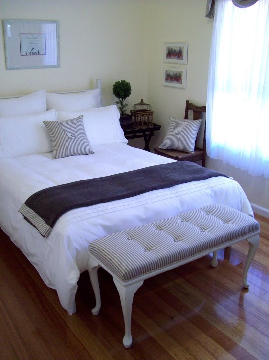 Simple and Comfortable Small Guest Bedroom