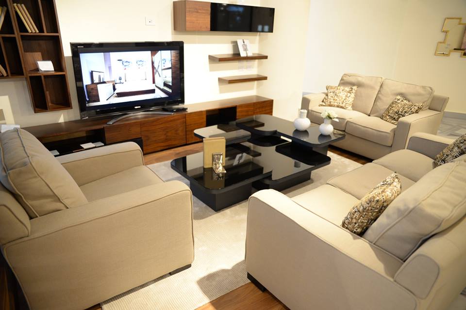 Striking Living Room Decorated In Beige