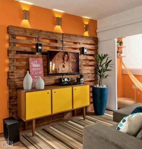 Except for the armchairs and garden furniture, you can also use pallets to hang the television.