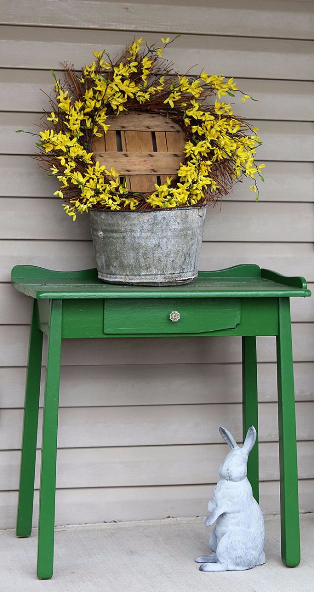 Farmhouse Porch Decor via houseofhawthornes