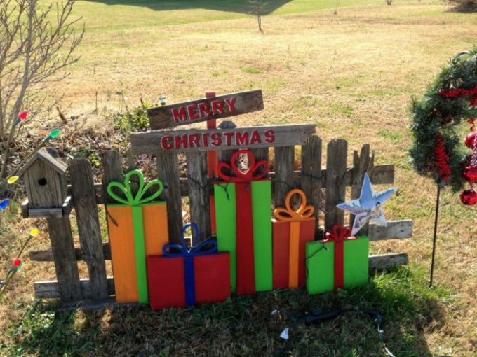 Old Fence and Scrap Wood to make this adorable Christmas Decoration