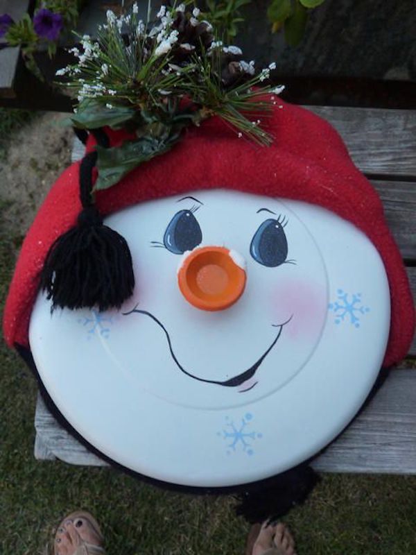 Turn your pot lids into a Snowman using paint and embellishments….love it!