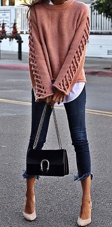 women's brown sweatshirt, blue-washed jeans and brown pump shoes outfit