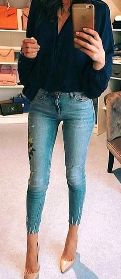Black long-sleeved button-up blouse + Blue denim jeans + Nude pump. Pic originally posted by insta2fashionista