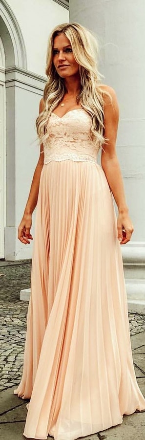 Nude-colored sweetheart-neckline strapless dress. Pic originally posted by trendily.de