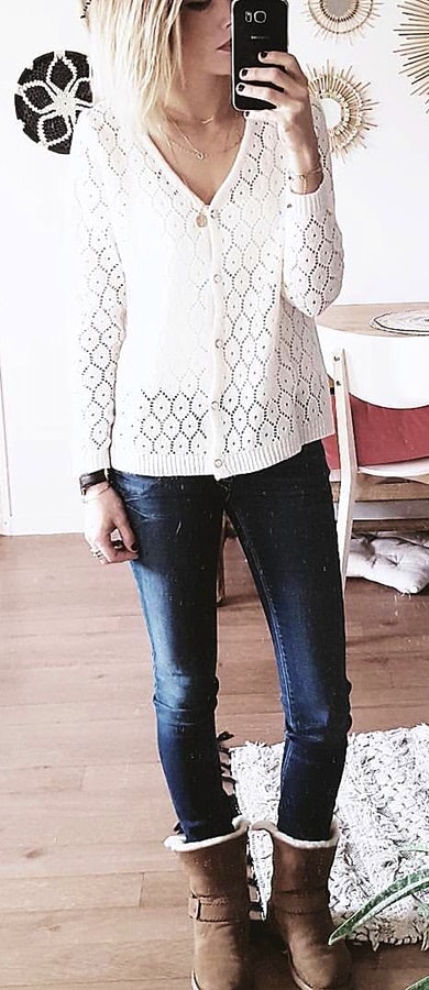 White knitted button-up sweater and pair of brown boots. Pic originally posted by lesbrindilles.lifestyle