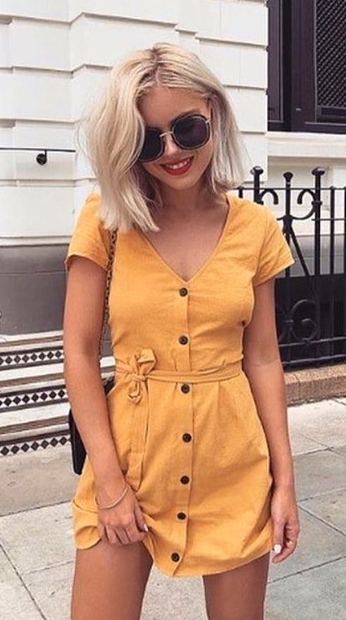 Yellow short-sleeved dress.