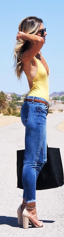 Yellow sleeveless blouse and blue jeans.