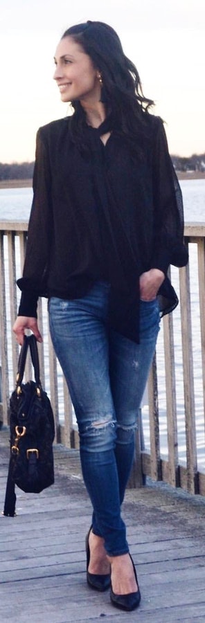 Black long-sleeved shirt and blue washed jeans.