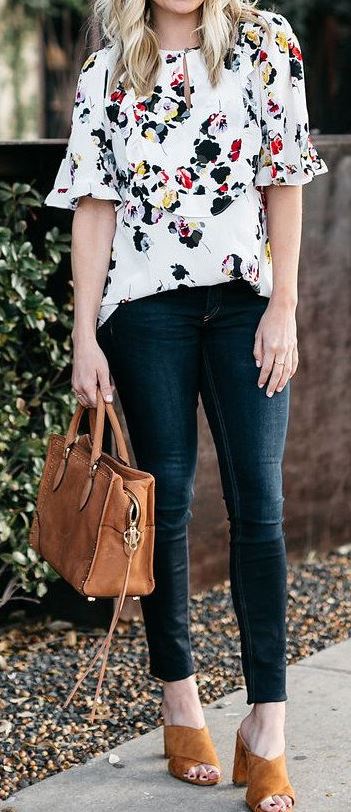 Floral blouse bag skinny jeans sandals.