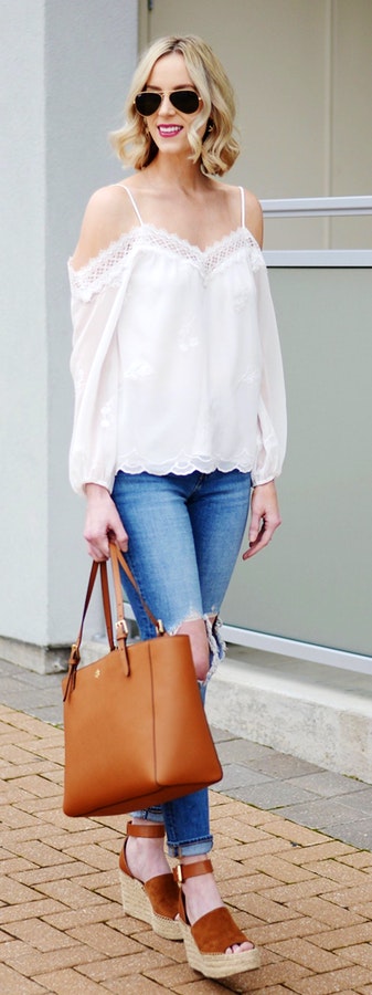 White Blouse é Destroyed Skinny Jeans & Brown Leather Tote Bag