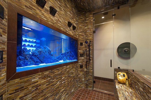 Bathroom with integrated aquarium
