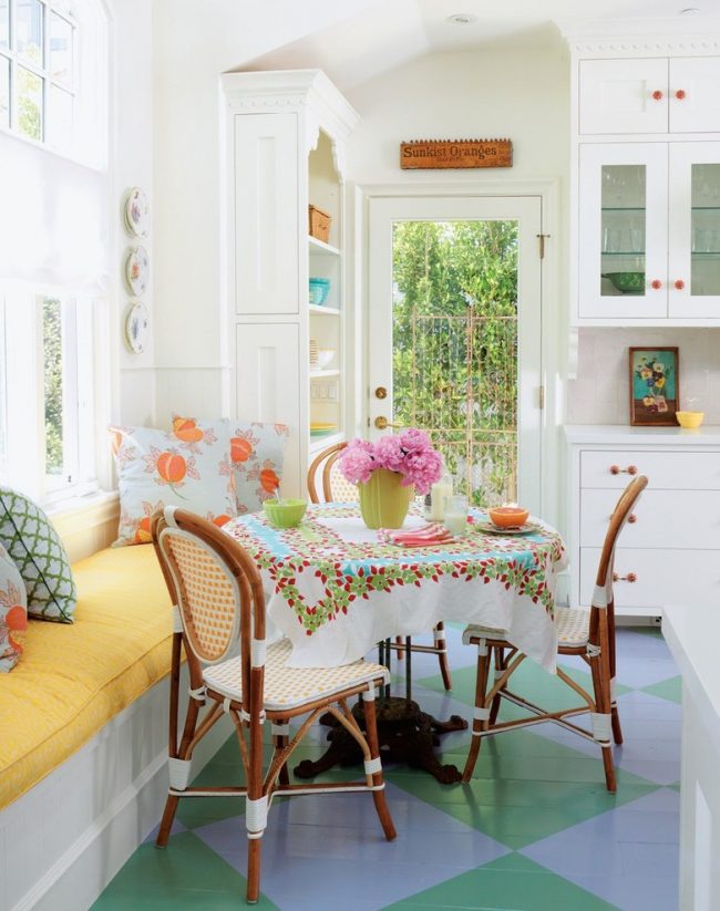 #TableCloth #Linens #Settings #Style Cozy small kitchen in light colors