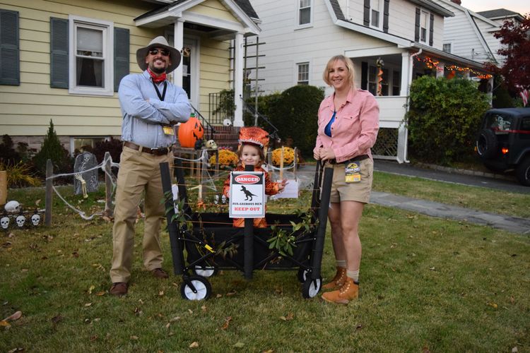 Creative jurassic park family costume.