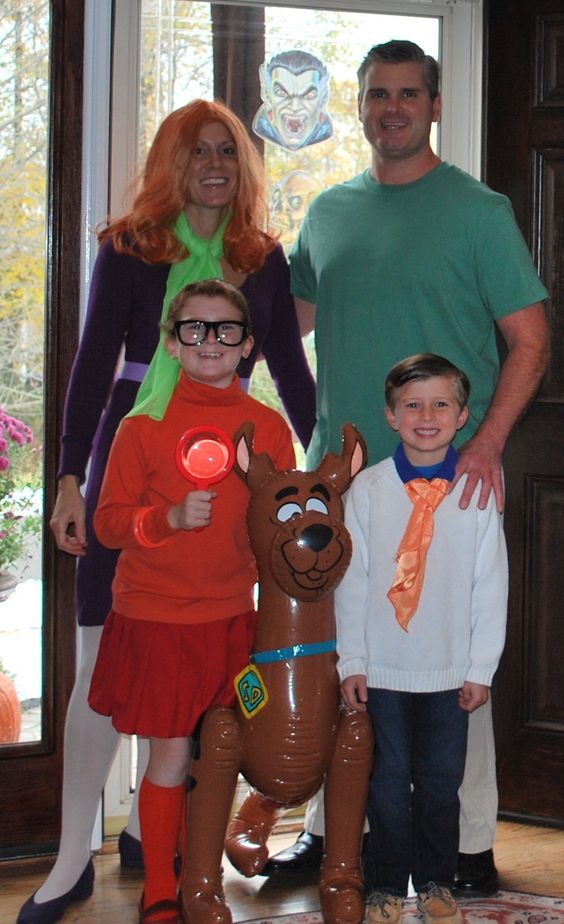 Family Halloween costume Scooby Doo.