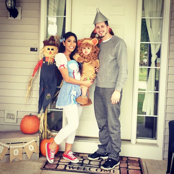 Family Halloween costume Wizard of OZ.