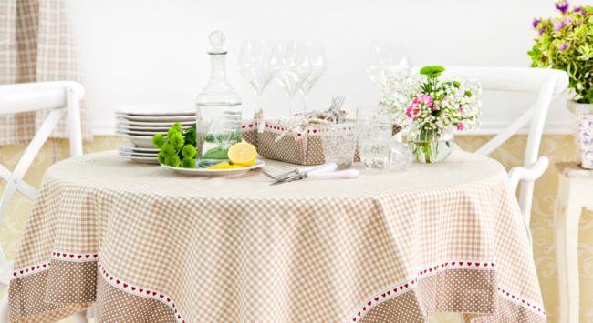 #TableCloth #Linens #Settings #Style Tablecloth in the kitchen will help create a holiday atmosphere in it
